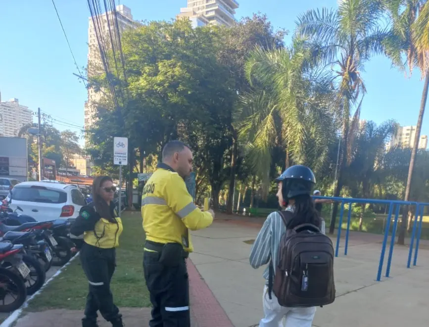 Goiânia reforça regras para patinetes e bicicletas elétricas em calçadas