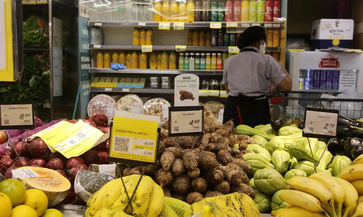 Inflação desacelera em junho com queda nos preços de alimentos e combustíveis