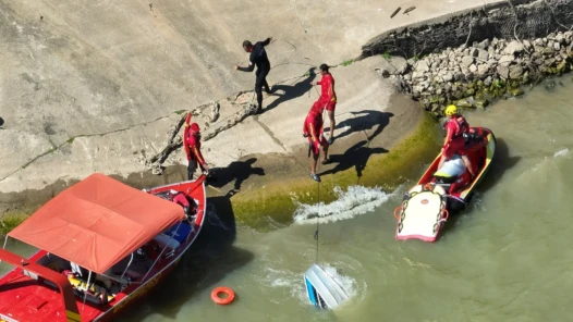 Bombeiros evitam naufrágio de embarcação durante operação de férias no Rio Vermelho, em Goiás