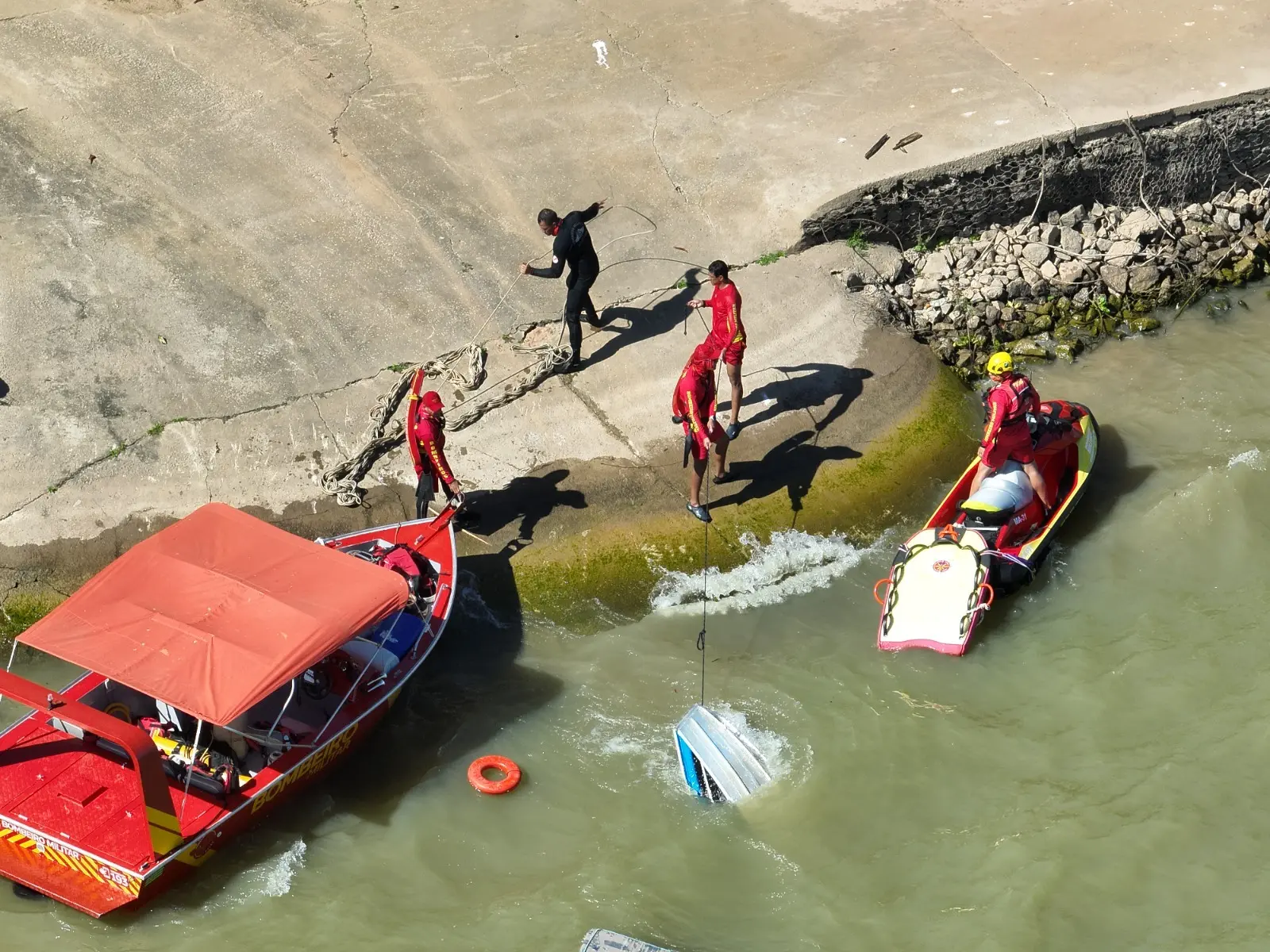Bombeiros Evitam Naufrágio de Barco em Goiás Durante Operação de Férias