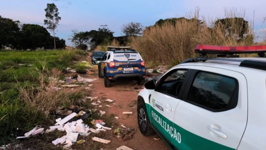 A fiscalização foi intensificada em diferentes regiões da cidade para coibir o descarte clandestino de entulhos e resíduos.