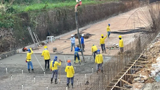 Obras de canalização com concreto armado iniciadas em agosto avançam no Córrego Cascavel - Foto Seinfra