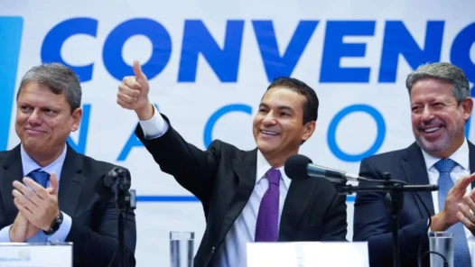 Ao centro, Marcos Pereira, presidente do Republicanos, ao lado de Tarcísio Freitas e o senador Rodrigo Pacheco, do PSB