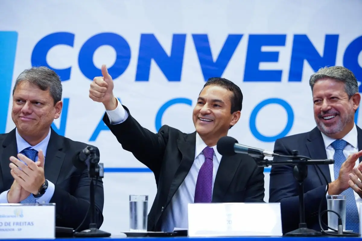 Ao centro, Marcos Pereira, presidente do Republicanos, ao lado de Tarcísio Freitas e o senador Rodrigo Pacheco, do PSB