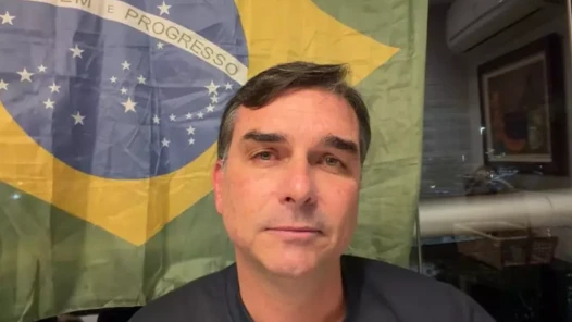 Flávio Bolsonaro fez live para reclamar da proibição de ver o pai - Foto reprodução YouTube