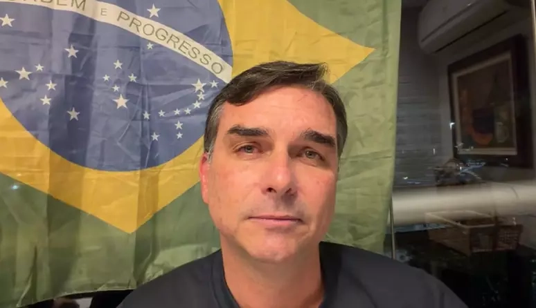 Flávio Bolsonaro aciona OAB após ter visitas ao pai suspensas