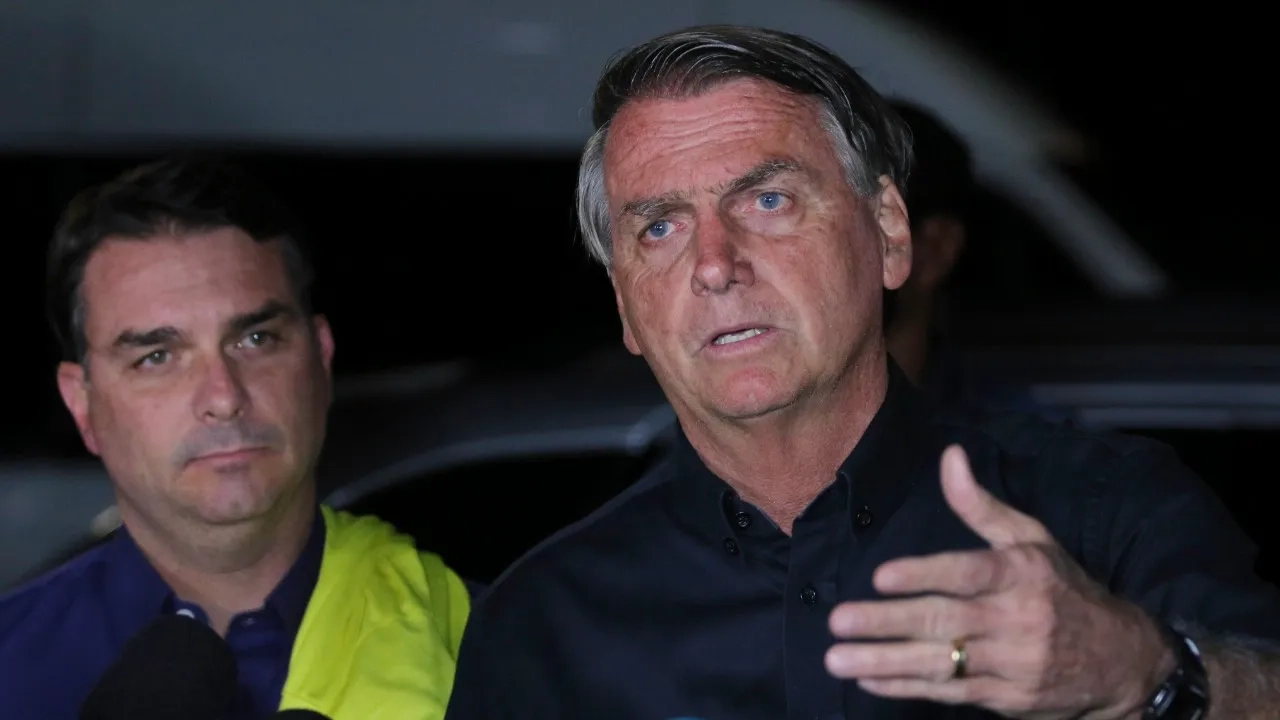 OAB defende prerrogativa de Flávio visitar Bolsonaro como advogado