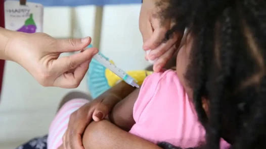 Vacinação pode ajudar a protecer contra internações e mortes de crianças por vírus sincicial respiratório, o VSR - Foto reprodução EBC