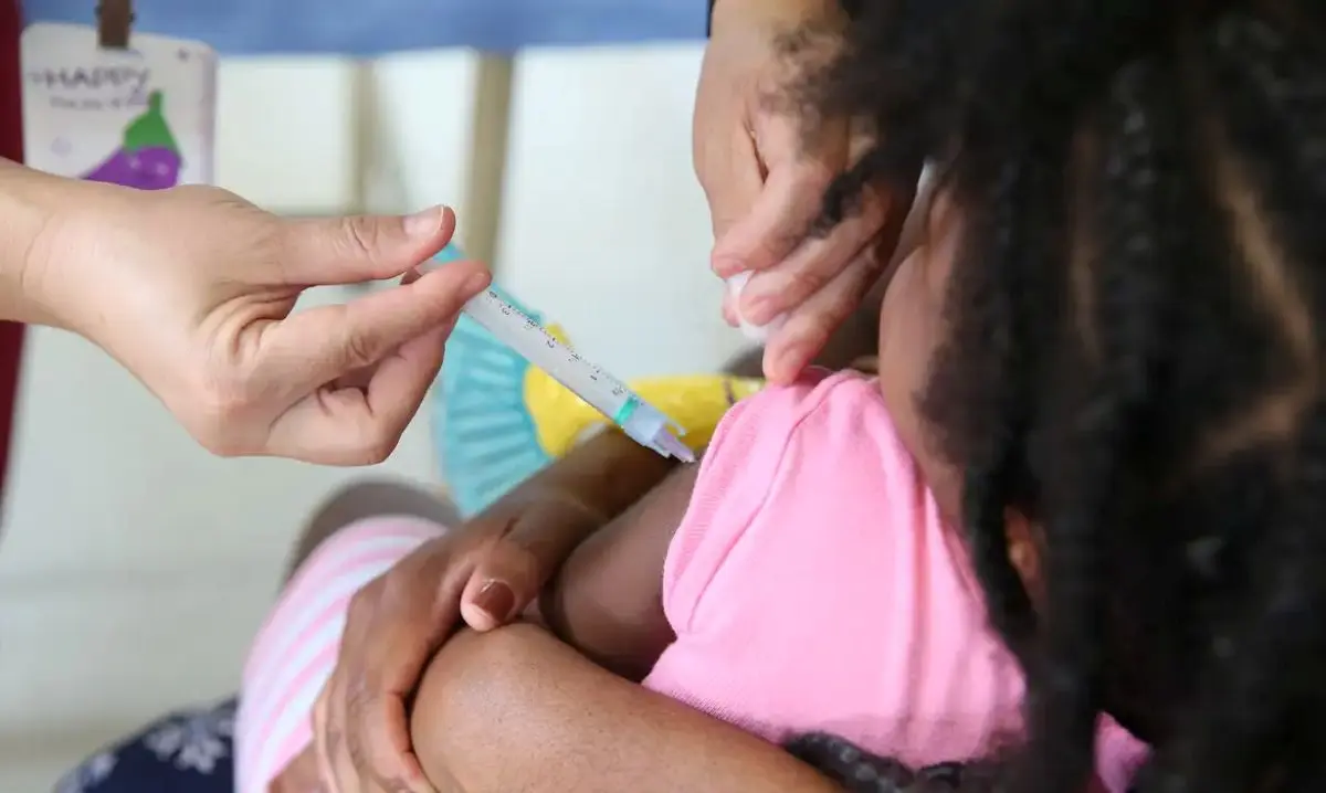 Vacina da Gripe Reduz Casos de Vírus Sincicial em Crianças