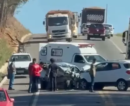 Acidente com Três Veículos Interrompe Tráfego na GO-326 em Goiás
