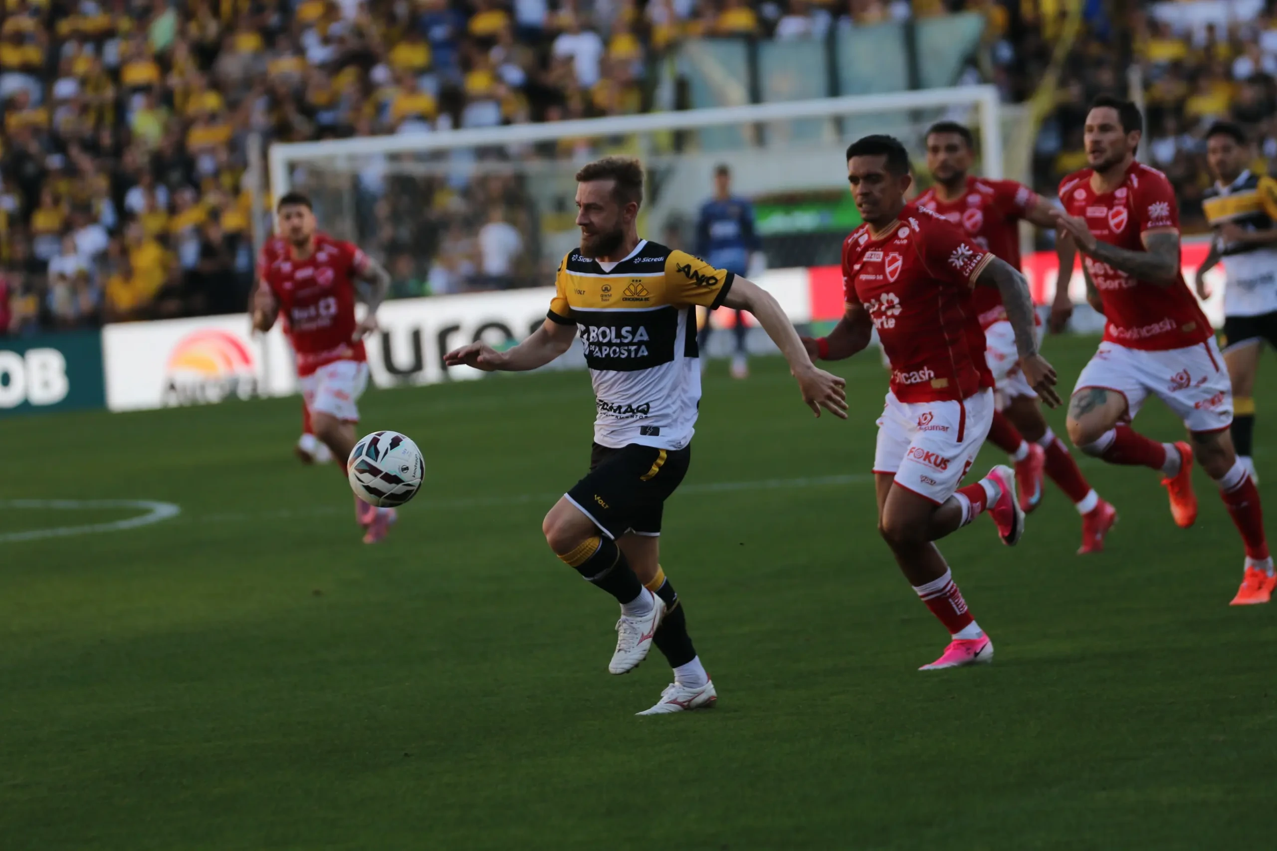 Vila Nova é superado pelo líder Criciúma e desce para 4º na Série B