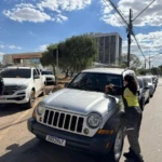 Uma média de 1.500 motoristas foram autuados por mês por estacionamento em canteiros centrais – Foto SET