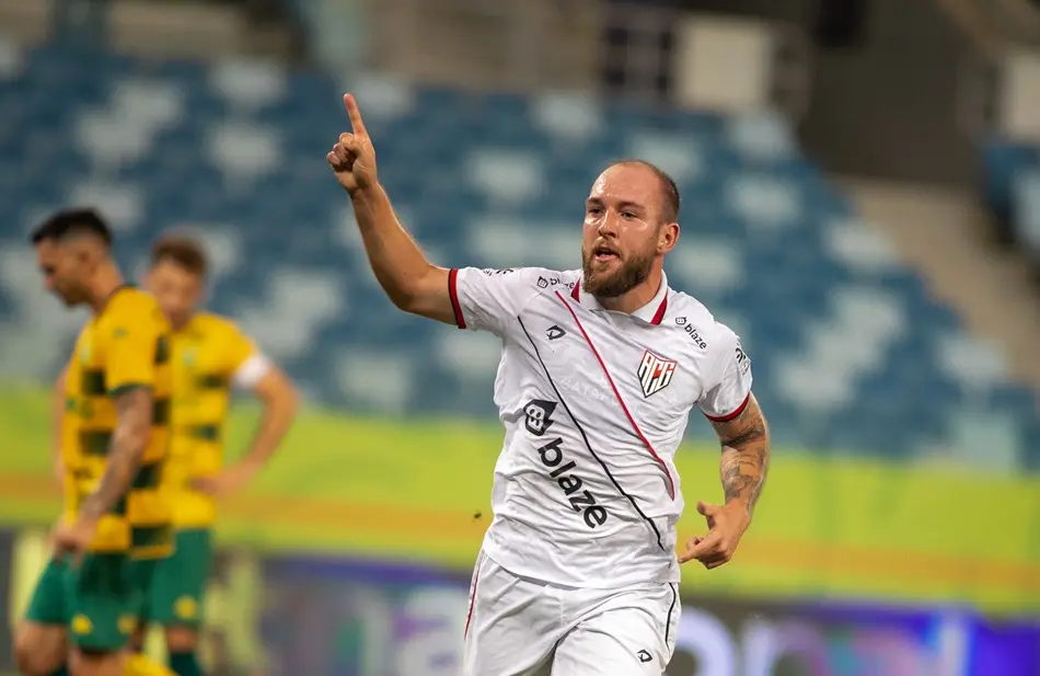 Atlético-GO vence fora e se aproxima do G-6 da Série B