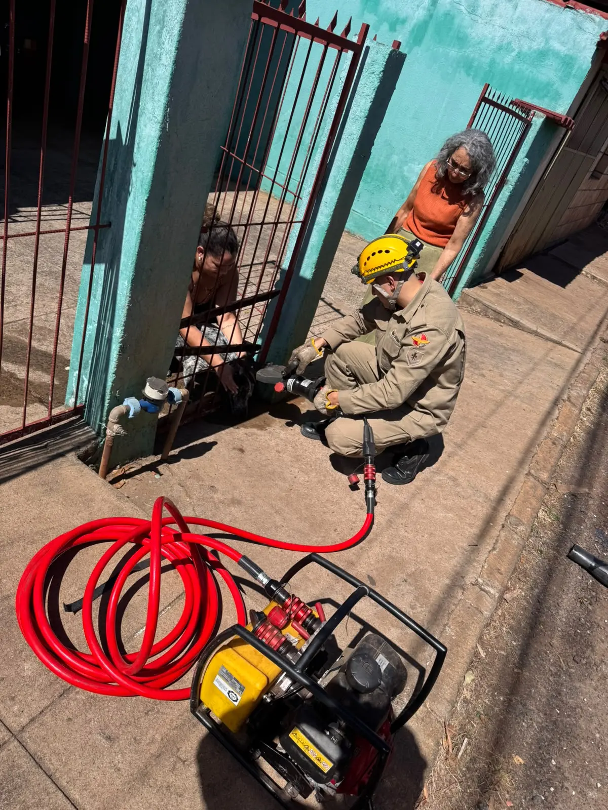 Incêndio em casa e resgate de cachorro marcam dia em GO e MT