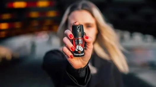 Entenda a nova lei que autoriza spray de pimenta para defesa pessoal de mulheres