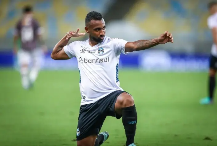 Vila Nova oficializa retorno de Everton Galdino