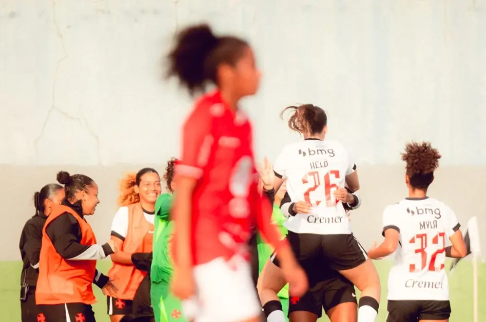 Vasco goleia Vila Nova e mantém liderança no Brasileiro Feminino A2
