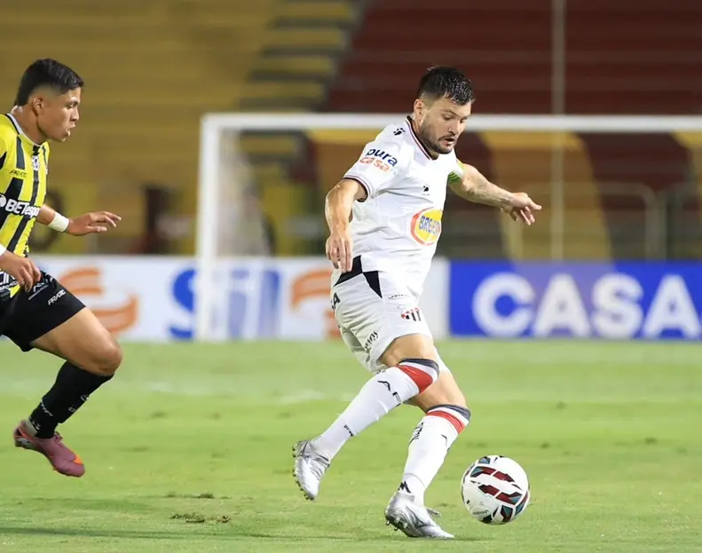 Anápolis goleia de virada e foge da lanterna da Série C