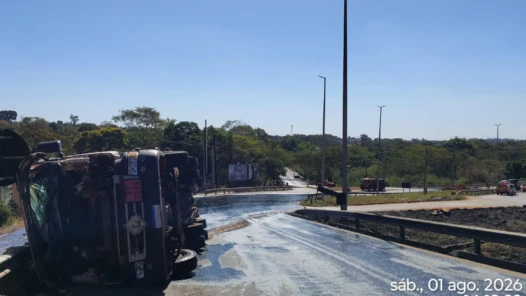 caminhao derrama oleo. Foto: CBMGO