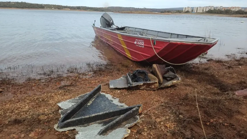 Objetos encontrados e retirados do lago durante as buscas pelo ultraleve que caiu - Foto CBMGO