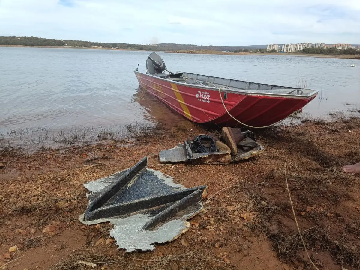 Objetos encontrados e retirados do lago durante as buscas pelo ultraleve que caiu - Foto CBMGO
