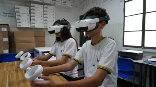 Educação de Goiás distribui óculos de realidade virtual, impressoras 3D e kits para o Enem