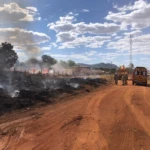 Bombeiros controlam incêndio em caminhão e evitam que fogo atinja casas em Uruaçu