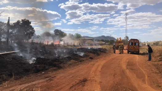 Bombeiros controlam incêndio em caminhão e evitam que fogo atinja casas em Uruaçu