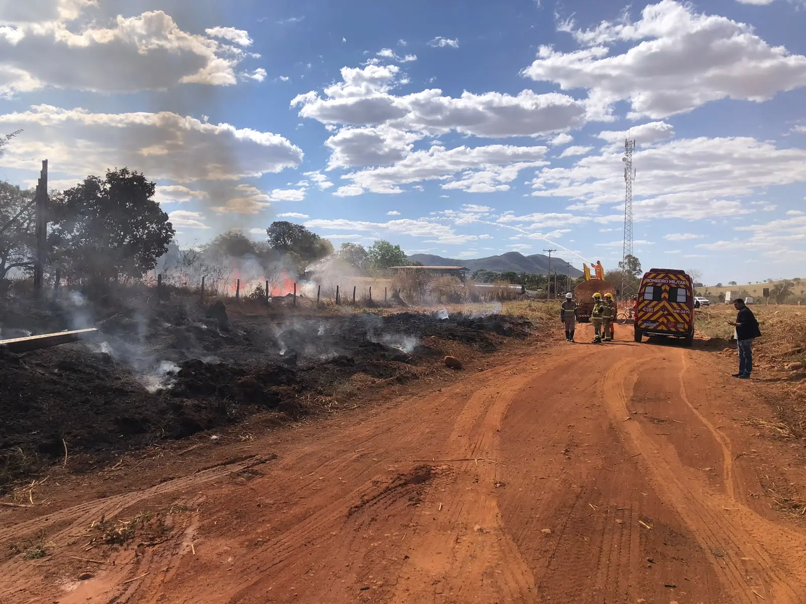 Bombeiros controlam incêndio em caminhão e evitam que fogo atinja casas em Uruaçu