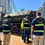 Empresas já autuadas pela Sefic em Goiânia continuavam ocupando calçadas e ruas - Foto Sefic