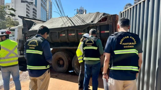 Empresas já autuadas pela Sefic em Goiânia continuavam ocupando calçadas e ruas - Foto Sefic