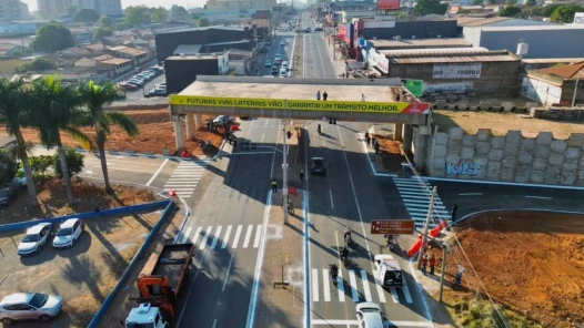 Lateral do Viaduto da Avenida Leste-Oeste foi liberado e mesa técnica vai discutir futuro da obra - Foto Joabe Mendonça