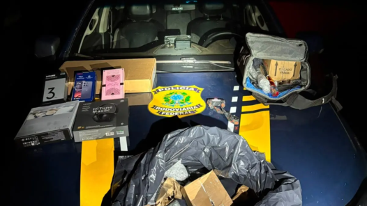 Agentes da PRF encontraram mercadorias retiradas do caminhão dos Correios - Foto PRF