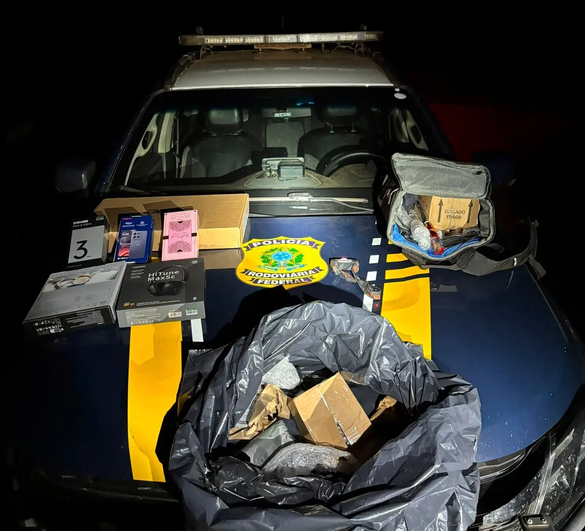 Agentes da PRF encontraram mercadorias retiradas do caminhão dos Correios - Foto PRF