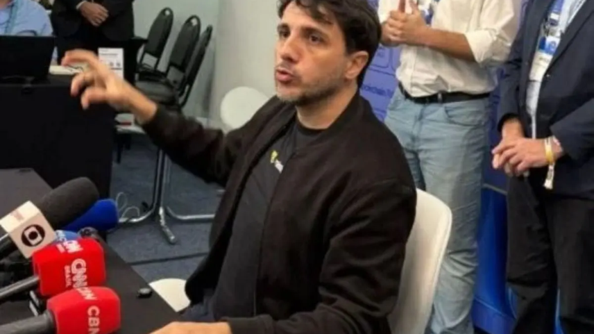 Renan Santos mostrou mensagens para explicar imbróglio da filiação de Flávio no Missão - Foto reprodução redes sociais
