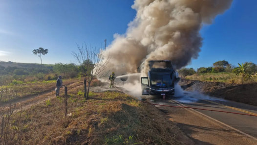 Bombeiros controlam incêndio em ônibus na BR-364, na zona rural de Mineiros, neste sábado (22).