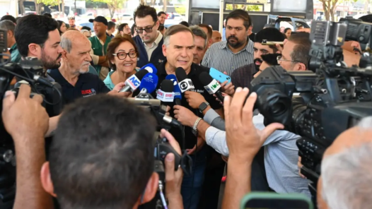 refeito Sandro Mabel entrega sete motolâncias para a retomada do serviço do Samu em Goiânia; motocicletas devem agilizar a chegada das equipes aos locais de emergência.