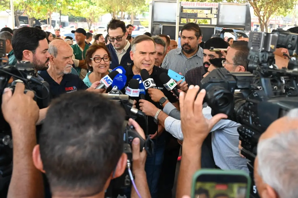 refeito Sandro Mabel entrega sete motolâncias para a retomada do serviço do Samu em Goiânia; motocicletas devem agilizar a chegada das equipes aos locais de emergência.