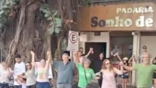 Recomendação do MPGO suspente remoção de gameleiras onde moradores fizeram protesto no domingo - Foto reprodução redes sociais