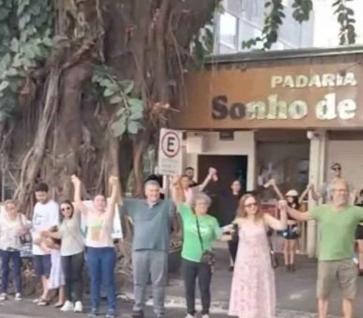 Recomendação do MPGO suspente remoção de gameleiras onde moradores fizeram protesto no domingo - Foto reprodução redes sociais