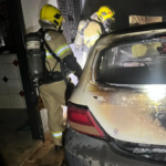 Carro pega fogo dentro de garagem de residência durante a madrugada em Rio Verde