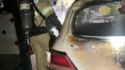 Carro pega fogo dentro de garagem de residência durante a madrugada em Rio Verde