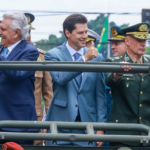 Caiado e Daniel Vilela em desfile cívico-militar. Foto: Divulgação