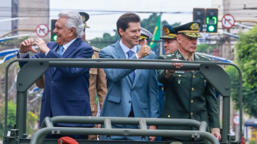 Caiado e Daniel Vilela em desfile cívico-militar. Foto: Divulgação