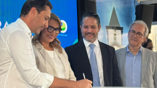 assinatura termos de cooperação_mel castro