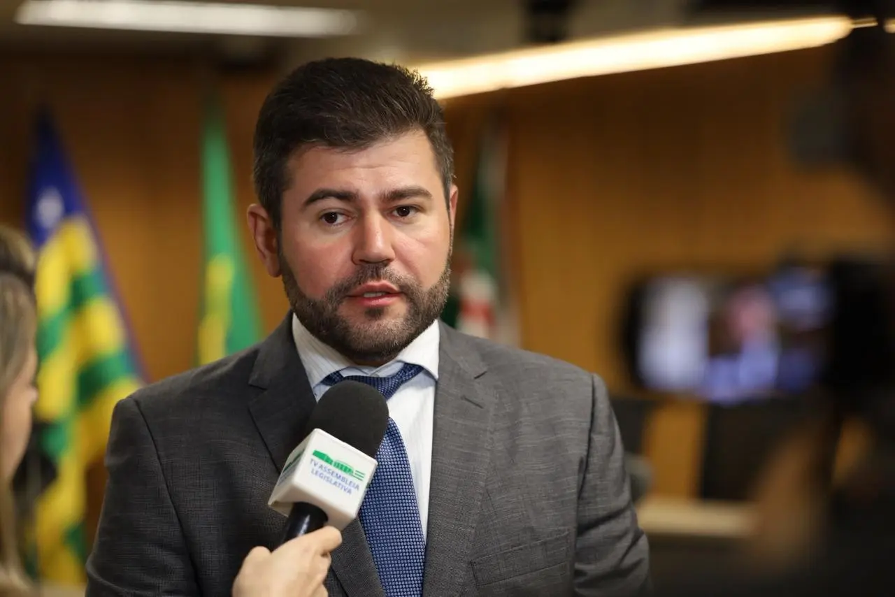 Corpo do deputado Amilton Filho é sepultado sob forte comoção em Anápolis