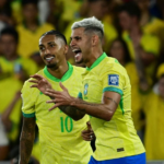 Raphinha e Bruno Guimarães em jogo da Seleção