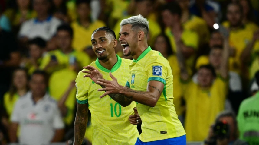 Raphinha e Bruno Guimarães em jogo da Seleção