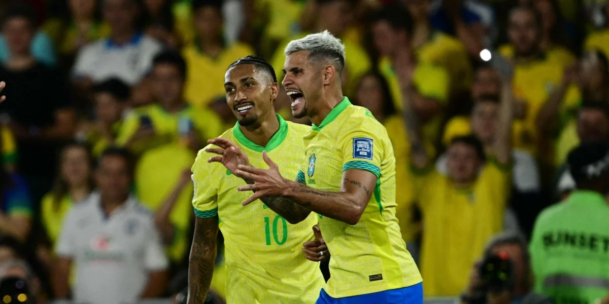 Raphinha e Bruno Guimarães em jogo da Seleção