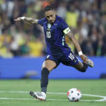 Raphinha marca de pênalti para seleção brasileira contra Austrália — Foto: Rafael Ribeiro/CBF